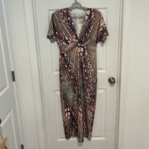 Dresses & Skirts - Women’s Maxi Dress w Cap Sleeves and Slit in the back

Size S
NWT